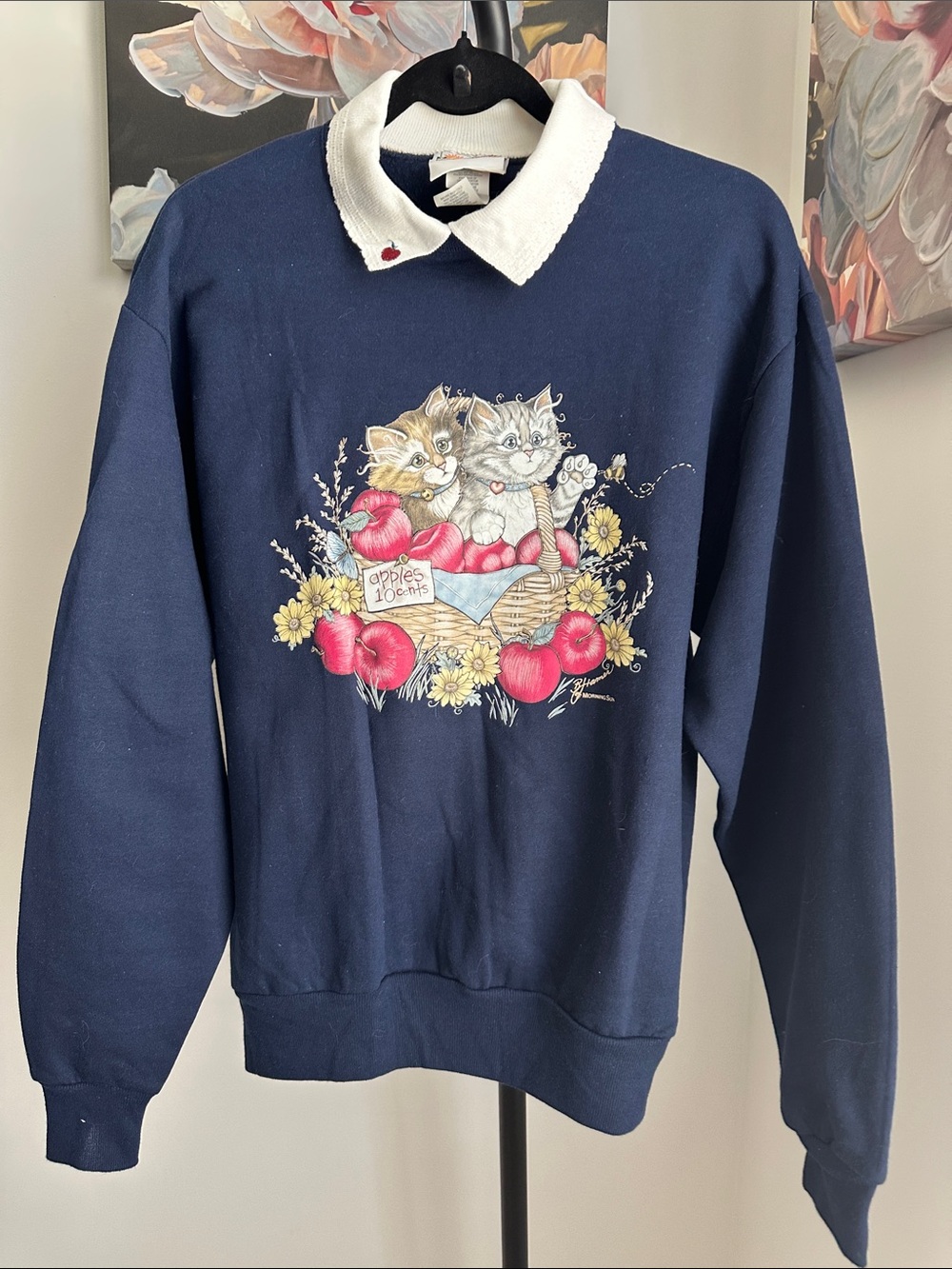 Morning Star Vintage White Collar & Kitten Apple Graphic